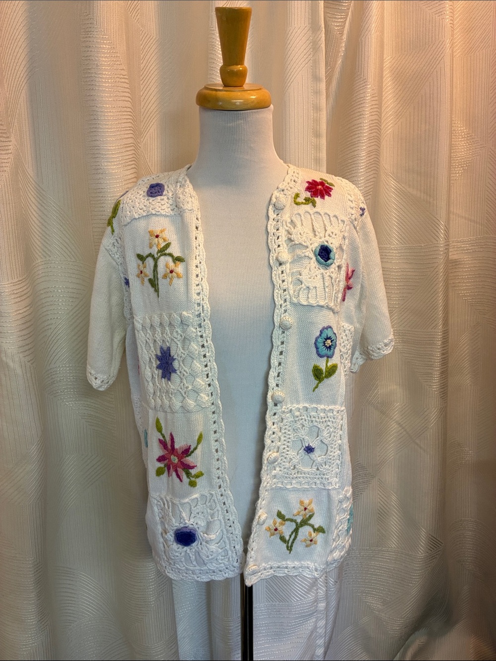 VTG Arriviste Crochet Floral Embroidered White Cardigan Sweater